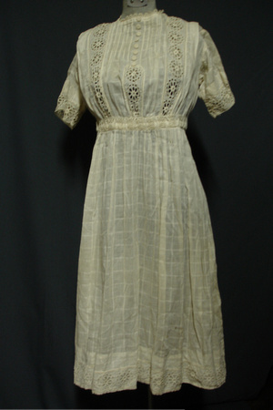Edwardian day dress, c. 1900-1910. Ivory cotton with eyelett lace inserts.