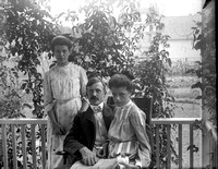 John E. Adams with daughters Lora and Helen, c. 1901
